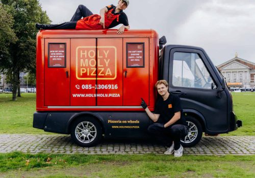 Mobiele pizza-oven op food truck voor Holy Moly Pizza.