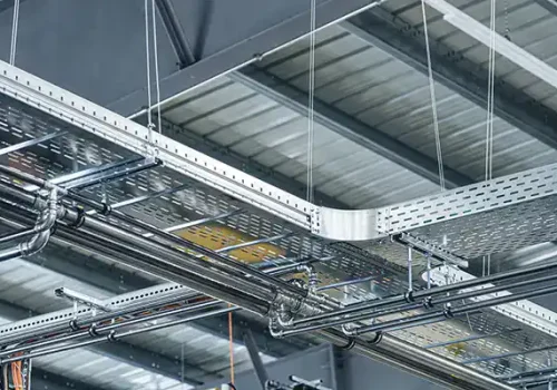 Metaalconstructies en industriële structuren voor creatieve productieomgevingen.