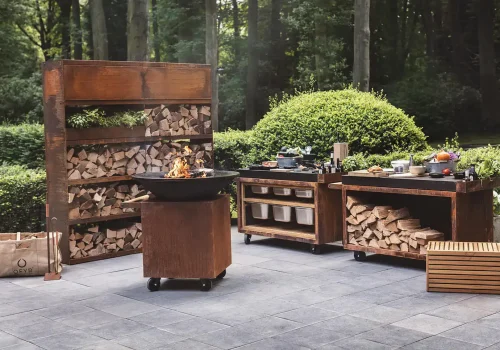 Houtskool BBQ en houten tuinmeubilair voor buitengebruik.