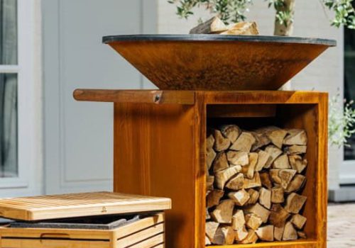 Houten BBQ grill met houtopslag en zwarte schaal, perfect voor buiten koken.